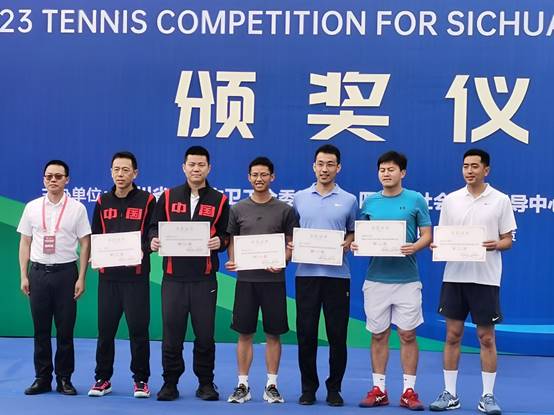 一群人站在一起  描述已自动生成