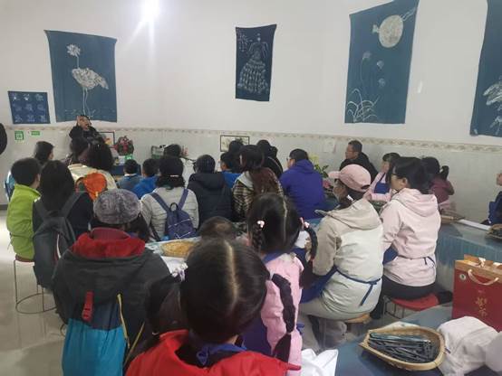 一群人在房间里  AI 生成的内容可能不正确。